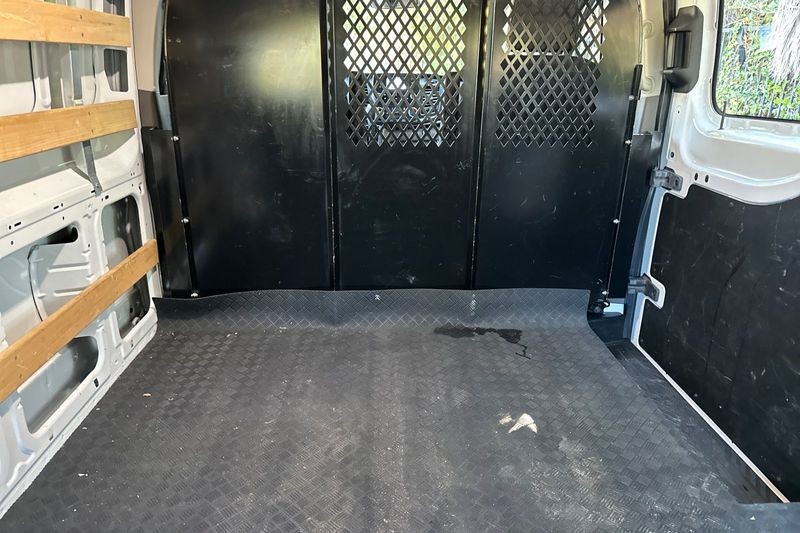Ford Transit-250 Vehicle Full-screen Gallery Image 15