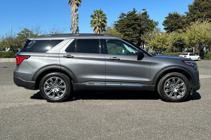 Ford Explorer Vehicle Full-screen Gallery Image 02