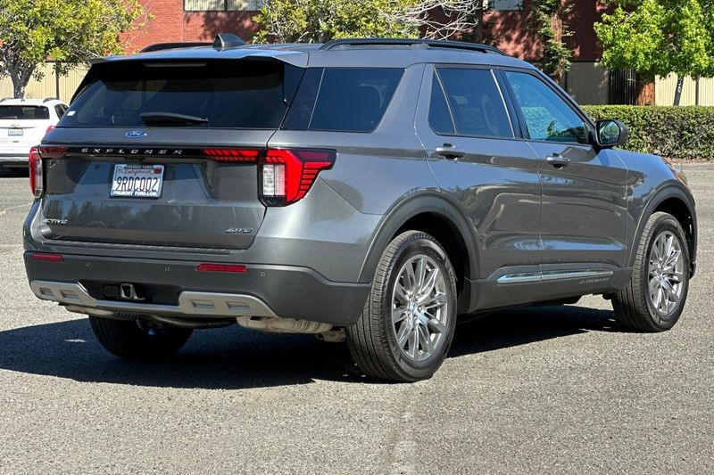 Ford Explorer Vehicle Full-screen Gallery Image 03