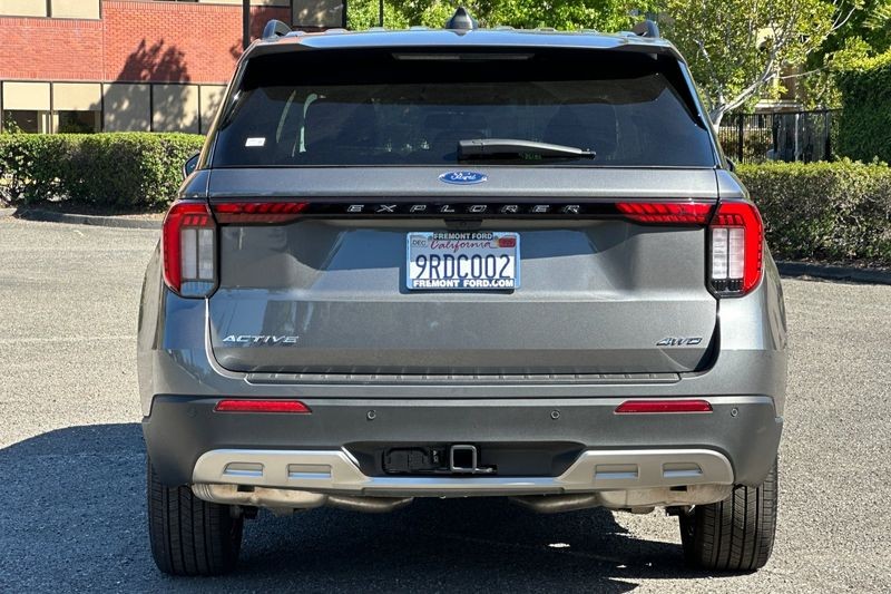 Ford Explorer Vehicle Full-screen Gallery Image 04