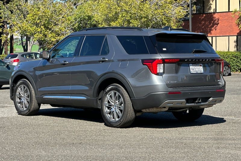 Ford Explorer Vehicle Full-screen Gallery Image 05