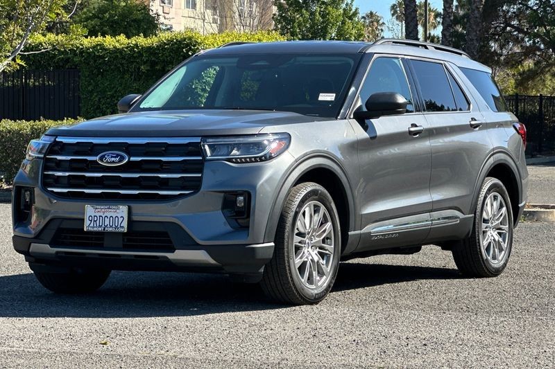 Ford Explorer Vehicle Full-screen Gallery Image 08