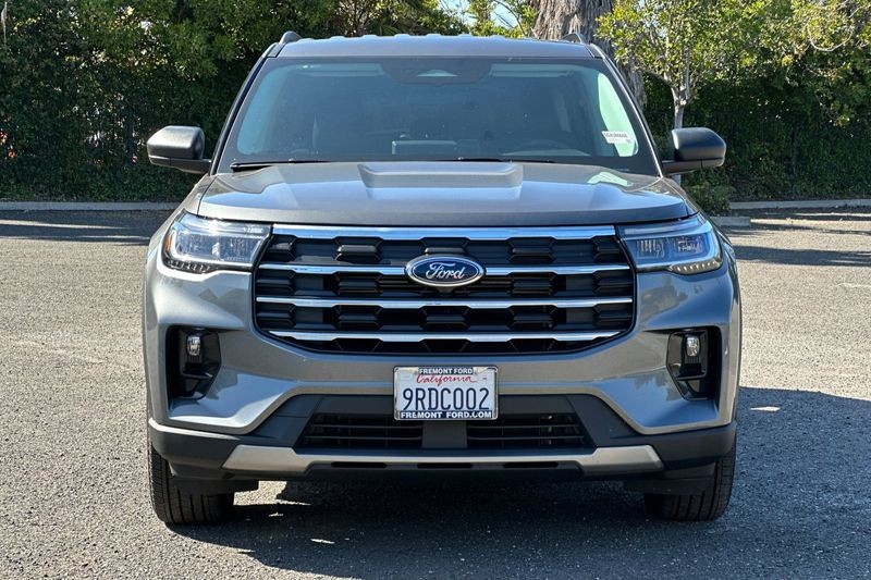Ford Explorer Vehicle Full-screen Gallery Image 09