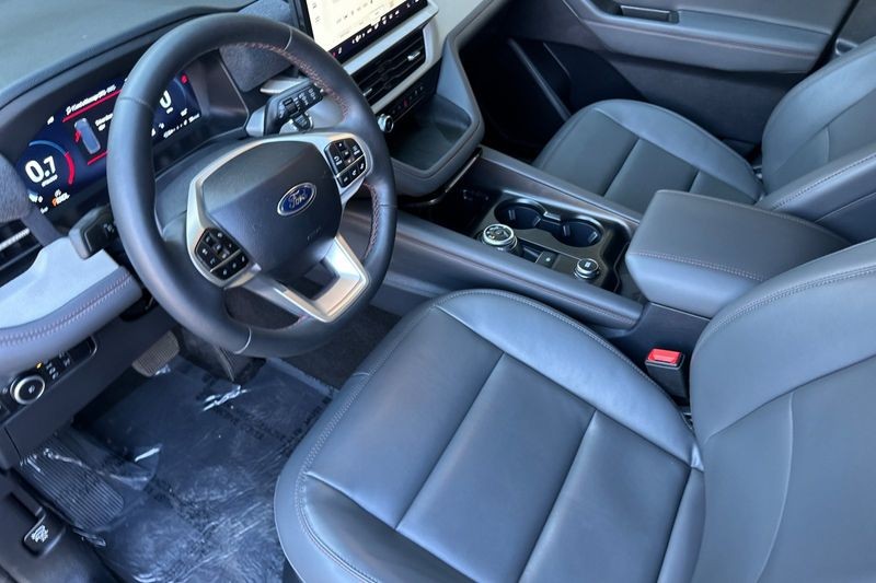Ford Explorer Vehicle Full-screen Gallery Image 10