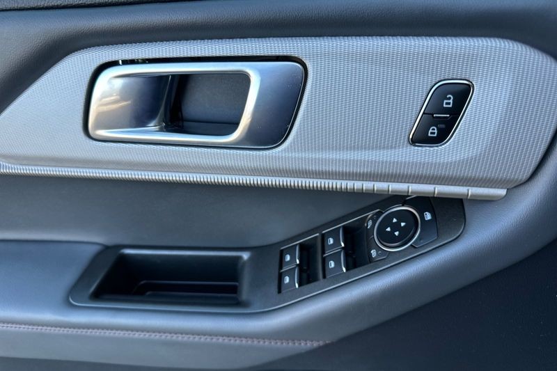 Ford Explorer Vehicle Full-screen Gallery Image 11