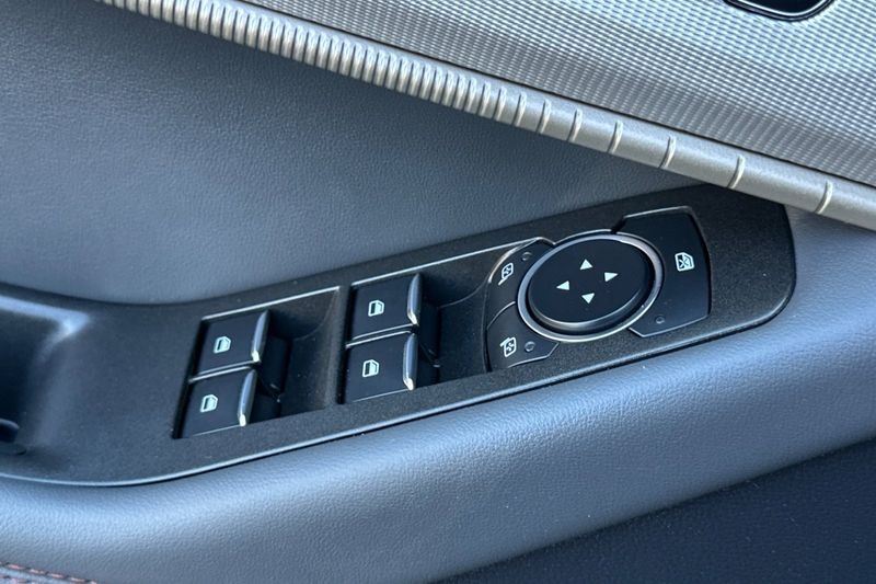 Ford Explorer Vehicle Full-screen Gallery Image 12