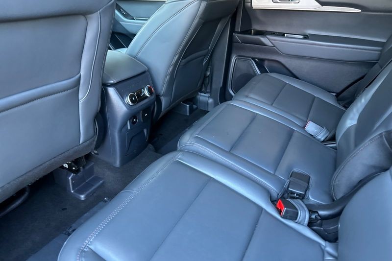 Ford Explorer Vehicle Full-screen Gallery Image 14
