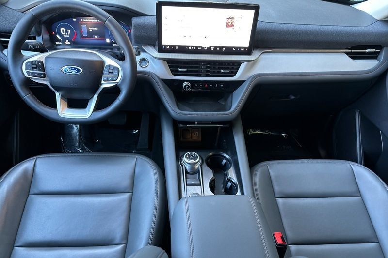 Ford Explorer Vehicle Full-screen Gallery Image 15