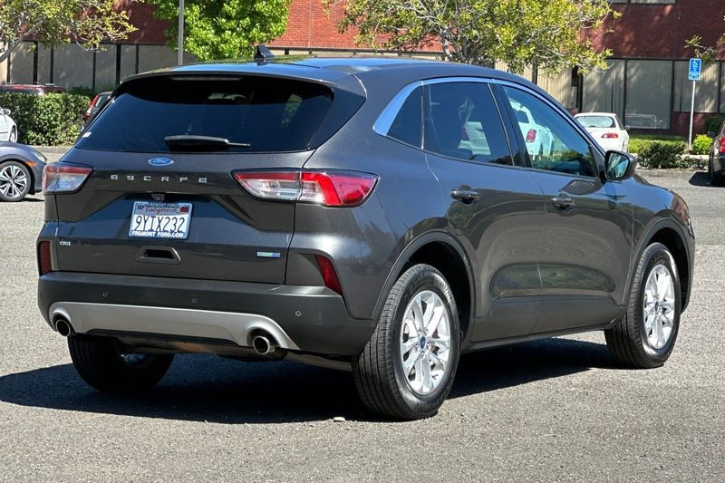 Ford Escape Vehicle Full-screen Gallery Image 03