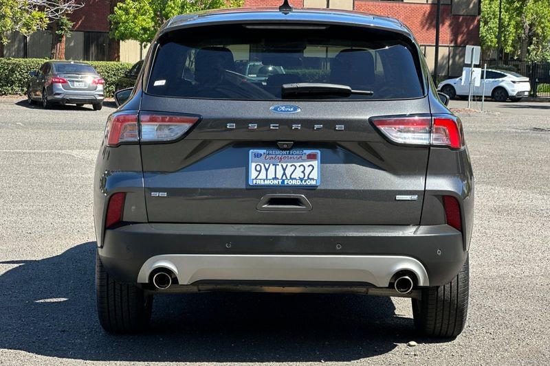 Ford Escape Vehicle Full-screen Gallery Image 04