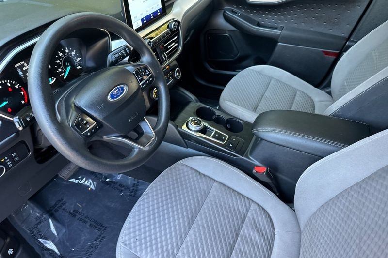 Ford Escape Vehicle Full-screen Gallery Image 10