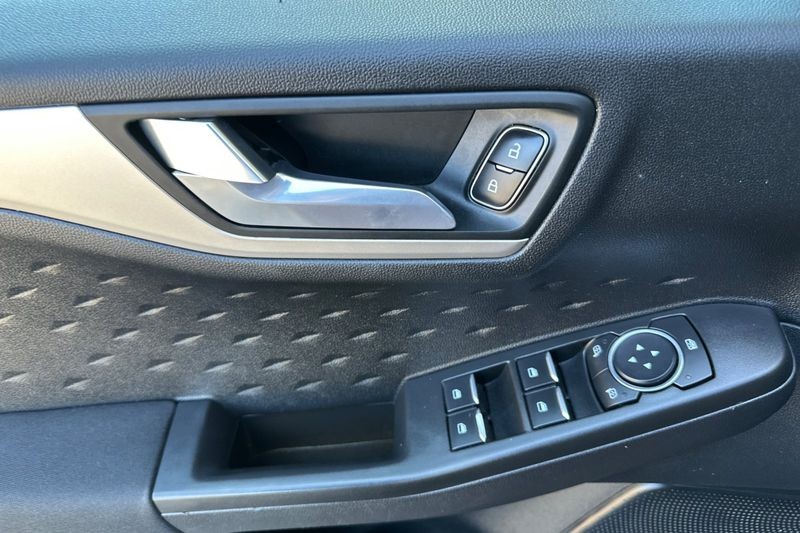 Ford Escape Vehicle Full-screen Gallery Image 11