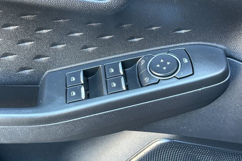 Ford Escape Vehicle Full-screen Gallery Image 12