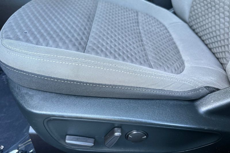 Ford Escape Vehicle Full-screen Gallery Image 13
