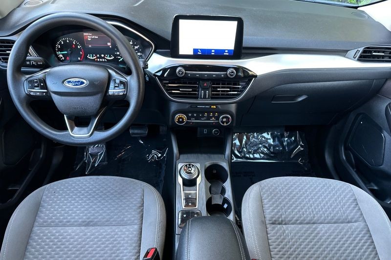 Ford Escape Vehicle Full-screen Gallery Image 15
