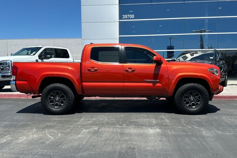 Toyota Tacoma Vehicle Full-screen Gallery Image 02