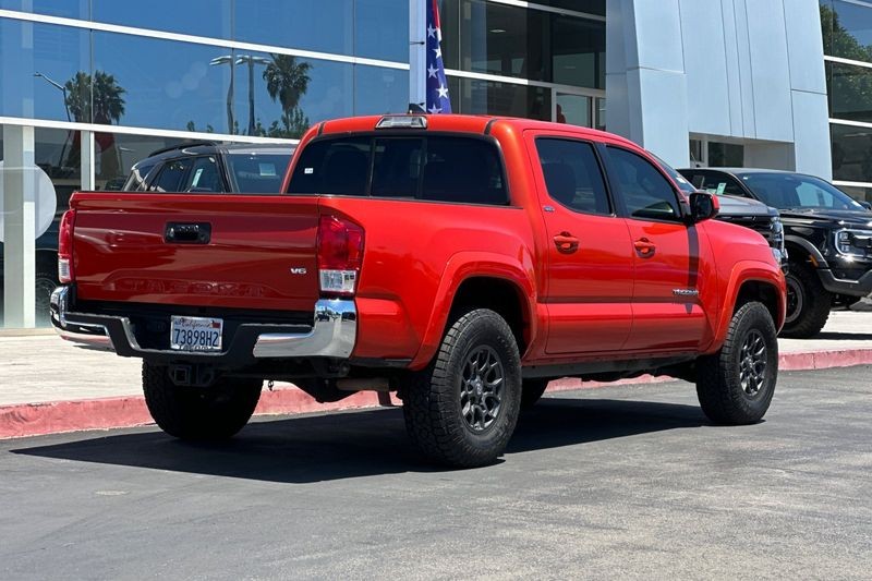 Toyota Tacoma Vehicle Full-screen Gallery Image 03