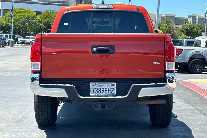 Toyota Tacoma Vehicle Full-screen Gallery Image 04