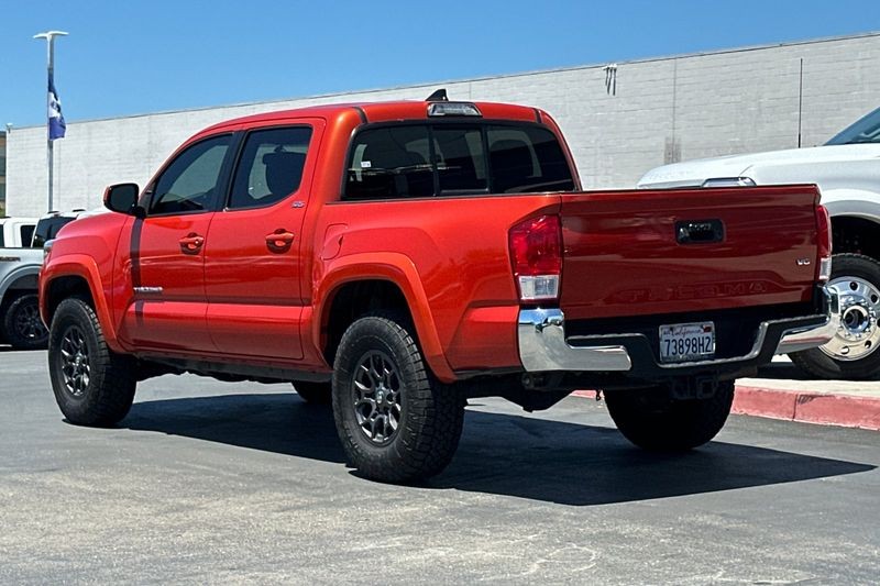 Toyota Tacoma Vehicle Full-screen Gallery Image 05