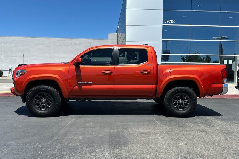 Toyota Tacoma Vehicle Full-screen Gallery Image 07