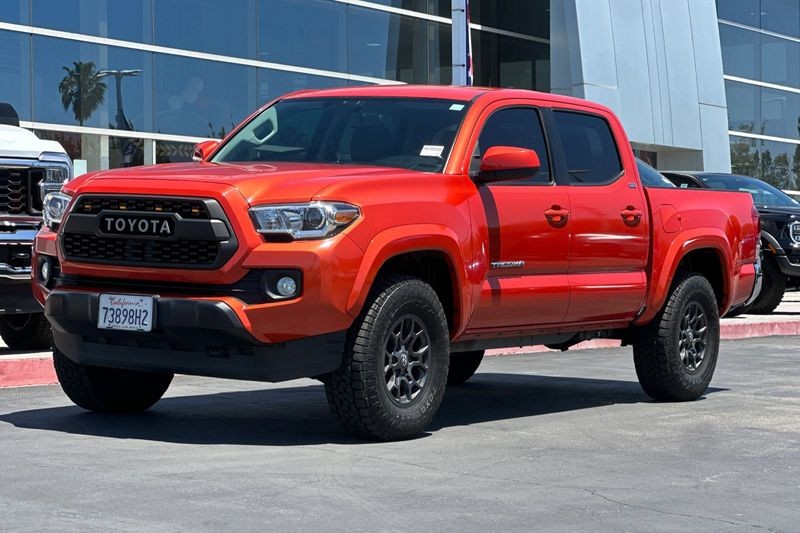 Toyota Tacoma Vehicle Full-screen Gallery Image 08