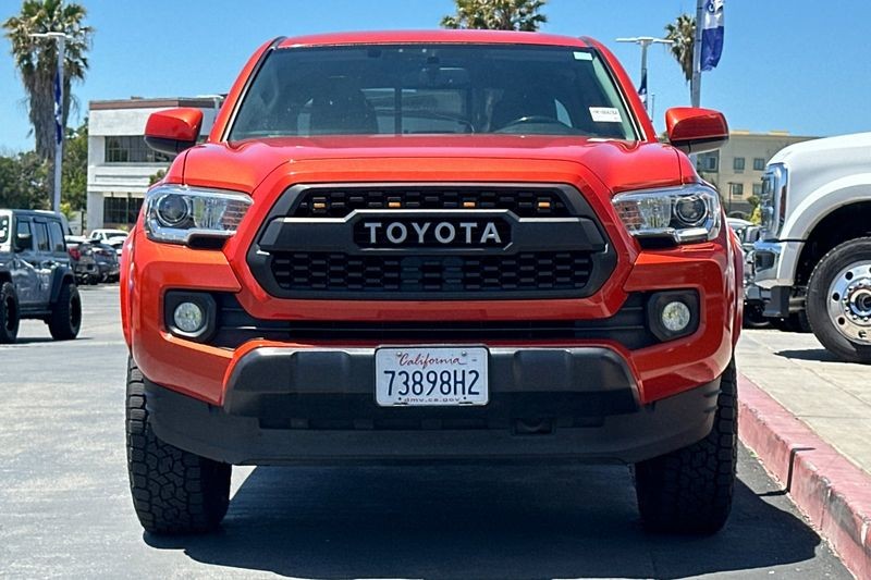 Toyota Tacoma Vehicle Full-screen Gallery Image 09