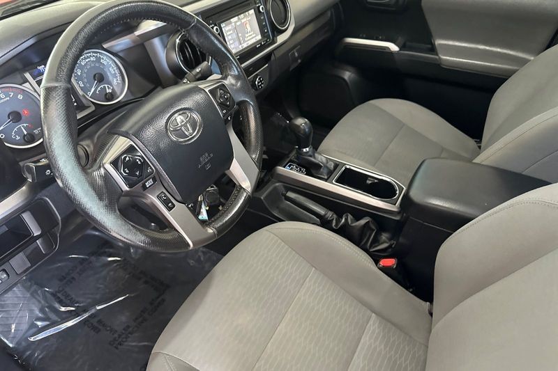 Toyota Tacoma Vehicle Full-screen Gallery Image 10