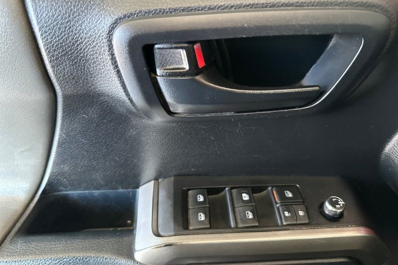 Toyota Tacoma Vehicle Full-screen Gallery Image 11