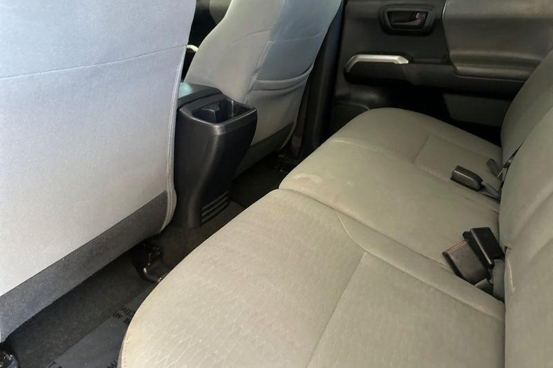 Toyota Tacoma Vehicle Full-screen Gallery Image 14