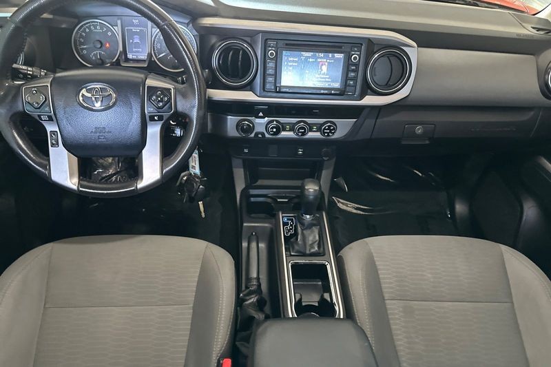 Toyota Tacoma Vehicle Full-screen Gallery Image 15