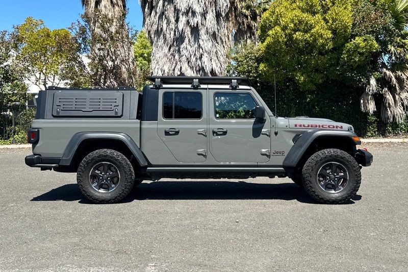 Jeep Gladiator Vehicle Full-screen Gallery Image 02