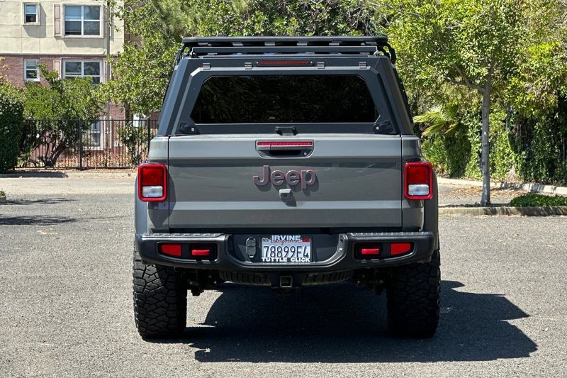 Jeep Gladiator Vehicle Full-screen Gallery Image 04