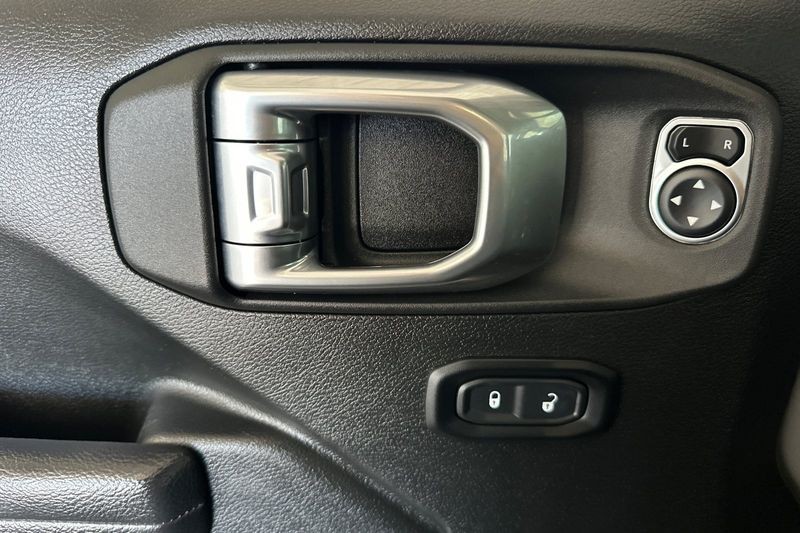 Jeep Gladiator Vehicle Full-screen Gallery Image 11