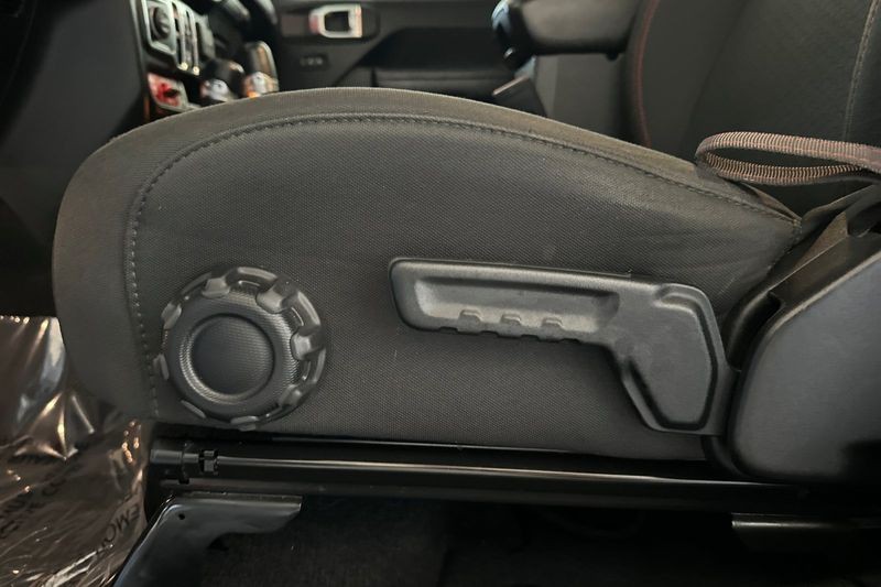Jeep Gladiator Vehicle Full-screen Gallery Image 13