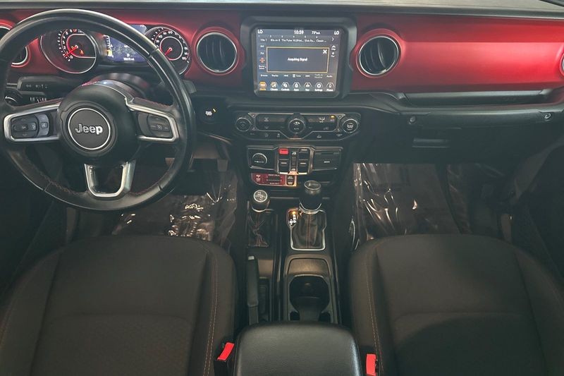Jeep Gladiator Vehicle Full-screen Gallery Image 15