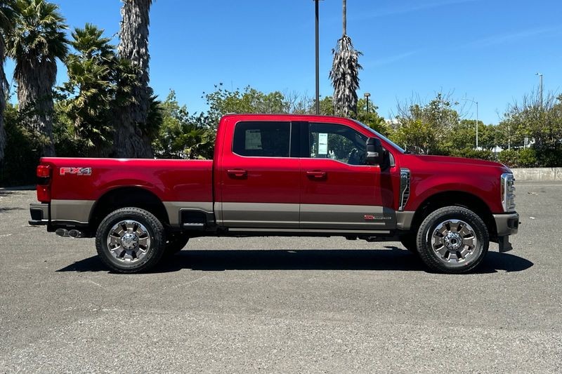 Ford F-250SD Vehicle Full-screen Gallery Image 02