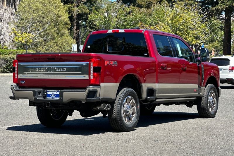 Ford F-250SD Vehicle Full-screen Gallery Image 03