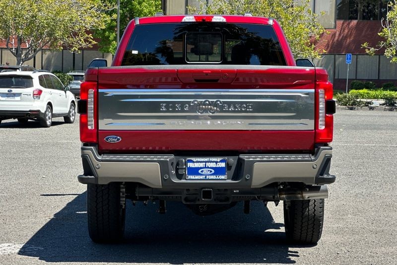 Ford F-250SD Vehicle Full-screen Gallery Image 04