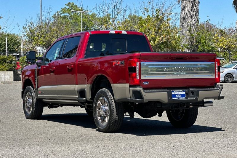 Ford F-250SD Vehicle Full-screen Gallery Image 05