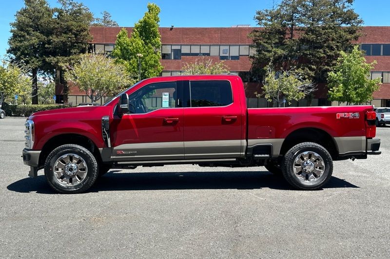 Ford F-250SD Vehicle Full-screen Gallery Image 06