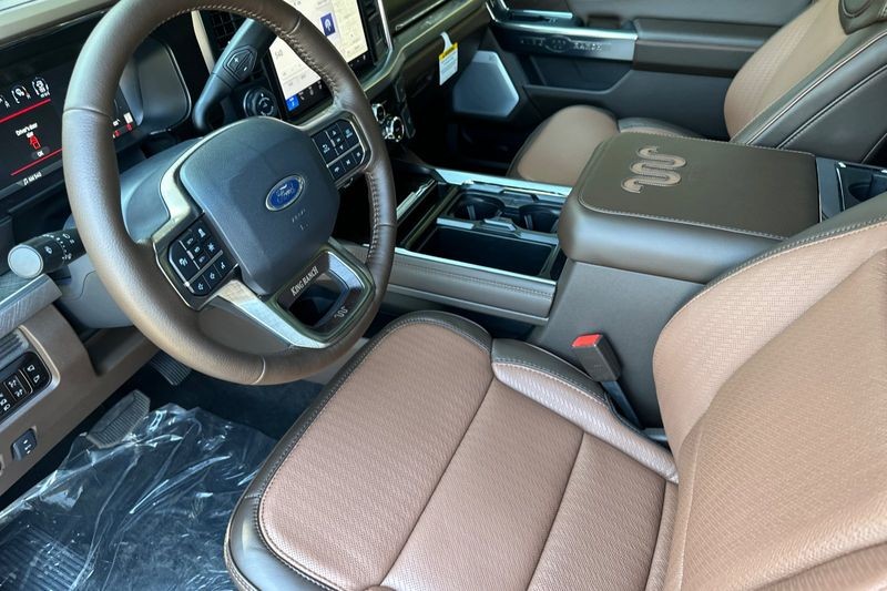 Ford F-250SD Vehicle Full-screen Gallery Image 09