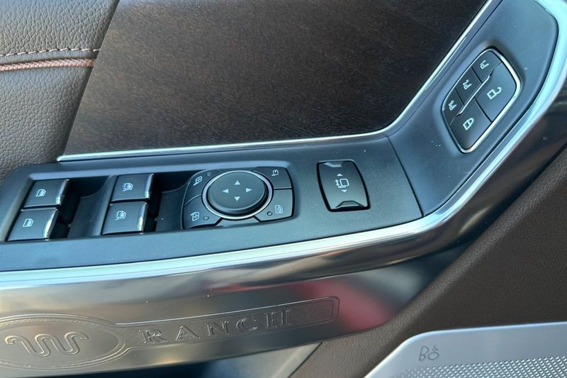 Ford F-250SD Vehicle Full-screen Gallery Image 10