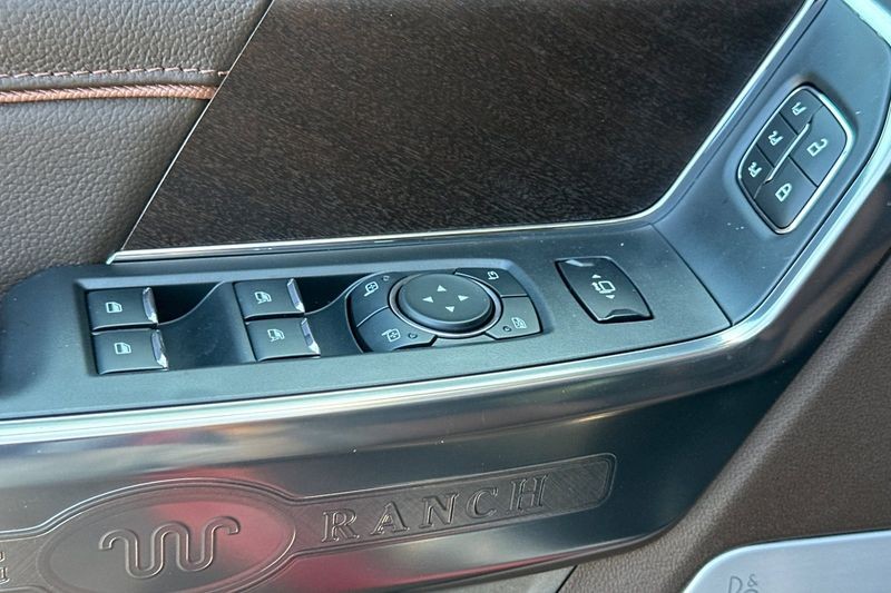 Ford F-250SD Vehicle Full-screen Gallery Image 11