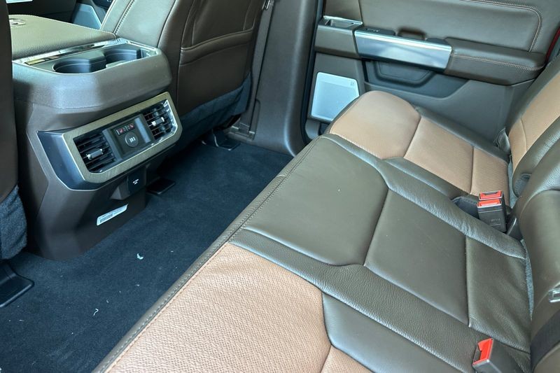 Ford F-250SD Vehicle Full-screen Gallery Image 12