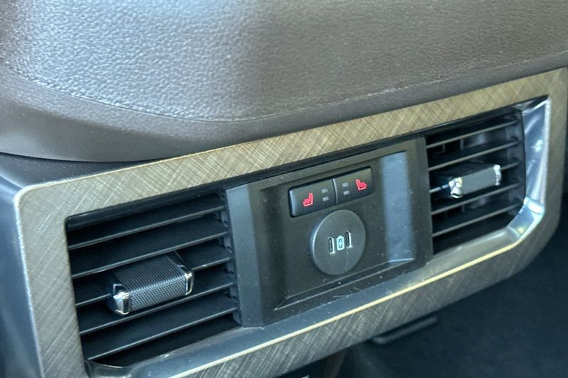 Ford F-250SD Vehicle Full-screen Gallery Image 13