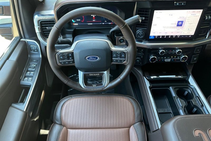 Ford F-250SD Vehicle Full-screen Gallery Image 15