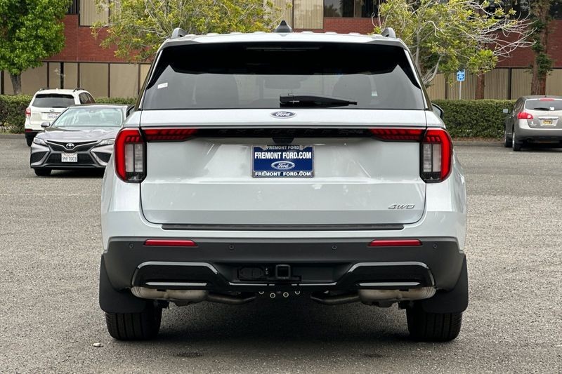 Ford Explorer Vehicle Full-screen Gallery Image 04