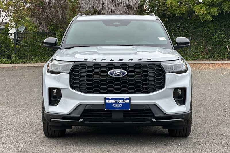 Ford Explorer Vehicle Full-screen Gallery Image 08