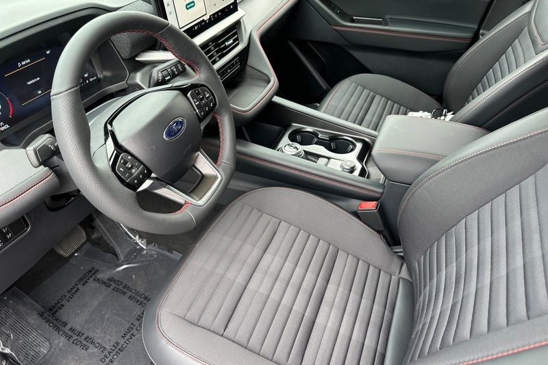 Ford Explorer Vehicle Full-screen Gallery Image 09