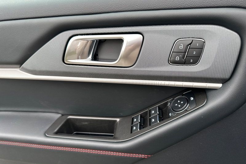 Ford Explorer Vehicle Full-screen Gallery Image 10